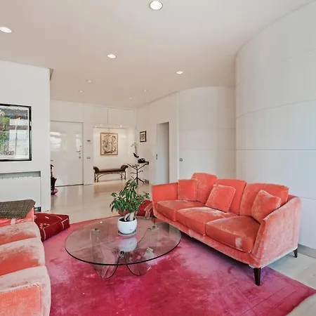 The White Flat Borghese Apartment *