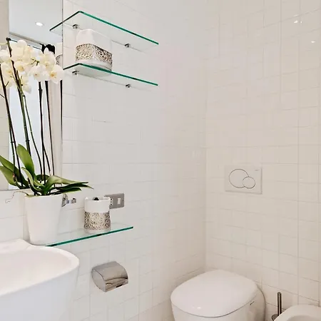 The White Flat Borghese Apartment