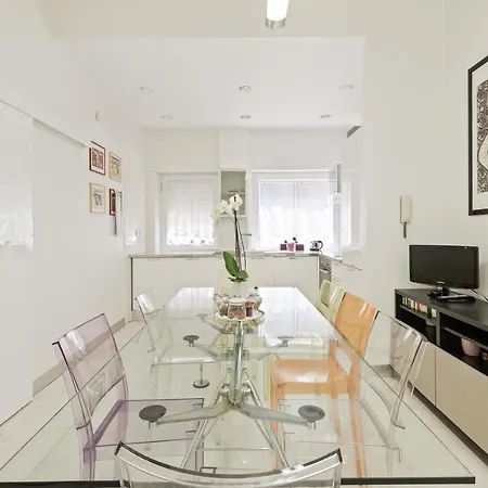 The White Flat Borghese Apartment *